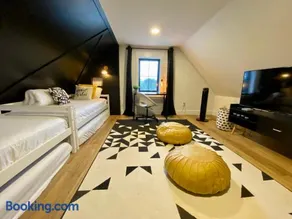 Stylish Downtown Kingsville Getaway with Putting Green, Firepit & Games - Image 5