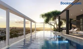Riverfront Luxe 2Bed Pool Parking - Image 4