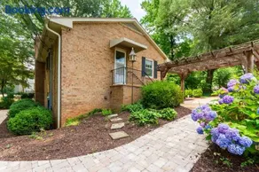 Modern Basement Suite, 2BR Sofa Bed, Parking - Image 1
