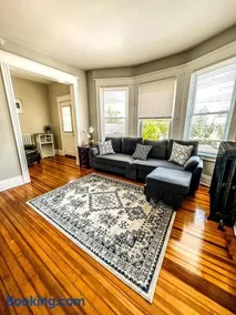 The Red House Albany NY 4 Bedroom Private Apartment - Image 1