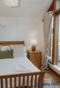 Stable lodge with Cosy Log Fire & Optional Hot tub - Image 1