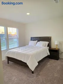 Heart of E-town 5BR Home - Image 4