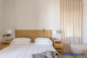 LA GUARDIA Hotel - Image 2