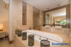 Luxury Romance - 5 to Beach - Image 3