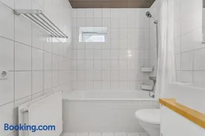 Stylish 3BR Apartment with Garden and Free Parking - Image 2