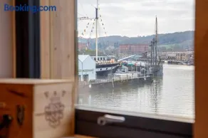 The Boat House Apartment by Cliftonvalley Apartments - Image 5