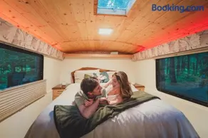 Madrone Hideout Artist Bus Retreat at Azalea Grove Getaway - Image 1