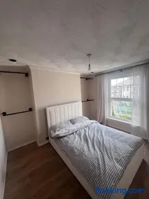 Gravesend Central - Spacious & Quiet Rooms - Image 2
