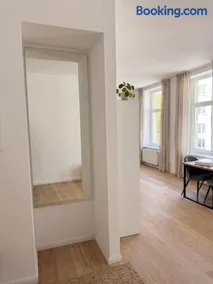 Moderne 2-Zimmer Wohnung im Herzen Düsseldorfs - Image 2