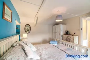 Manorbier Castle Inn Bay Room - Image 5