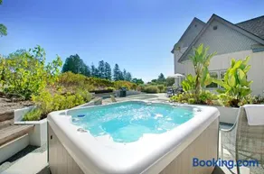 Stylish Vineyard Living at Winemakers Estate - Image 3