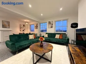 Luxury 2BR Penthouse in Cheltenham Free Parking - Image 1