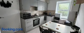 The Spacious Urban Retreat - Image 1