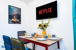 Stylish 3-Bed Home, Sleeps 6, Fast WiFi, Best for Extended Stays - Image 3