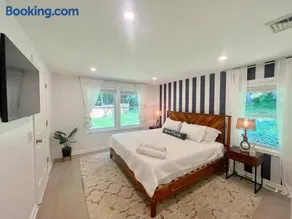 Blue House, King Bed, Grill, Pool Table, Air Hockey, Ping Pong - Image 4