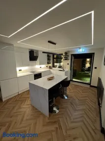 Luxury 3 Bed Boutique Home with 3 Ensuite Bedrooms - Image 2