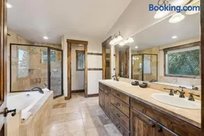 Luxury Park City Mountain Home Sleeps 14 with Hot Tub and Mountain Views - Image 4