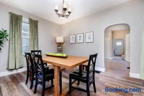 Cozy Family Cottage - Historic Top of The Hill - Image 1