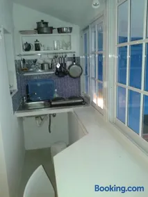 Monoambiente con baño privado y cocineta dentro de casa - Image 2
