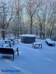 Oak Tree Lodge with Hot Tub near Alton Towers - Image 3