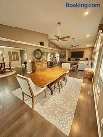 Spacious 4-bed family home with park views - Image 4