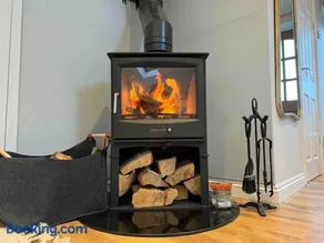 Private Countryside Annexe with Exclusive Wood Burner, Outdoor Hot Shower & Views - Image 3