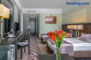 Gunaras Resort Spa Hotel - Image 2