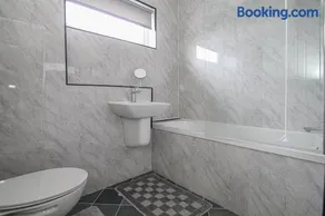 1-Bed Home in Lanarkshire with Free Parking - Long Stays Available - Image 4