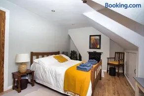 Restful and Cosy 4 Bed Home Minutes from the Beach - Image 4
