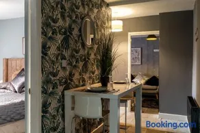 Getaway Accommodation with Pool Table and Jacuzzi! - Image 4
