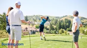 5 Beds Luxury Retreat on Golf Course - Image 1