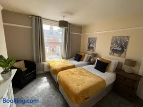 Comfortable King Bed - Location - Contractors - Family - Parking - Image 2