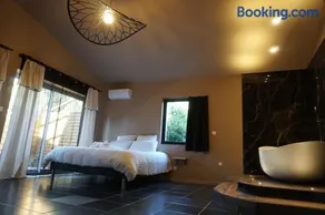 Chambre de charme indépendante Alba avec baignoire îlot - Domaine Astra, Grans - Image 2