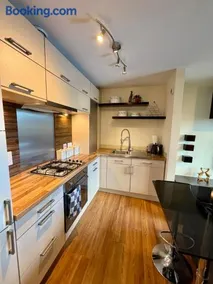 Prime Four House - Perfect for Short & Business stays - Image 4