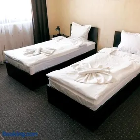 Hotel Opalchenets Стаи за гости и парти зала - Image 3