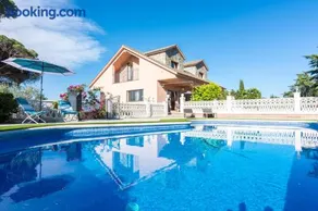 HomeHolidaysRentals Corts - Image 2