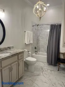 Studio 4 Deluxe 1 bedroom apartment Historic Downtown location - Image 3