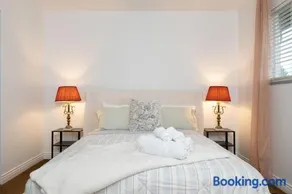 Cozy 3BR Family Home near City Centre & SkyTrain - Image 3