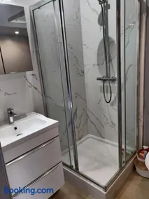 Petit chalet avec piscine privée - Image 2