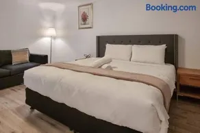 Wishart 1Bed 1Bath Tiny, Quiet House w Parking M15 - Image 1