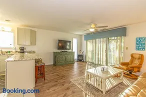 2 Bed 2 Bath Ground Level Golf Colony 33I Only 2 Miles To The Beach - Image 4