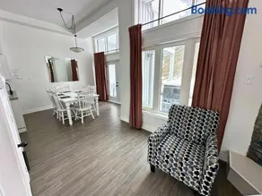 Family Townhome with outdoor pool access - Image 4
