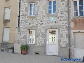 Maison en pierres rénovée avec patio à Ferrières-sur-Sichon - Image 1