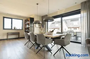New high end waterfront family villa - Image 1