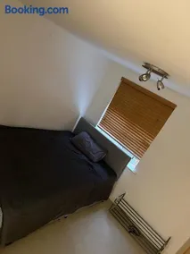Stylish 2 bedroom apartment with parking - Image 3