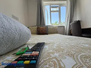 F4 Modern Double Room (Sandycroft Guest House) - Image 5