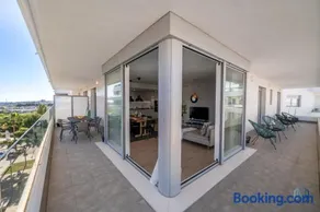 Newly Built 3 BDRM Modern Apt w Gym, Pool, & Views - Image 5