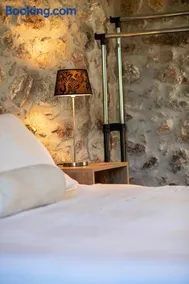 V&M Traditional Luxury Villa - Image 2