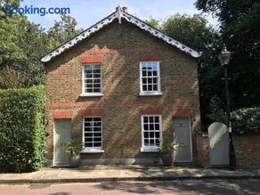 Charming Cottage with Roof Terrace - Image 4