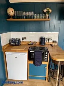 Redfox Shepherds hut and private hot tub - Image 4